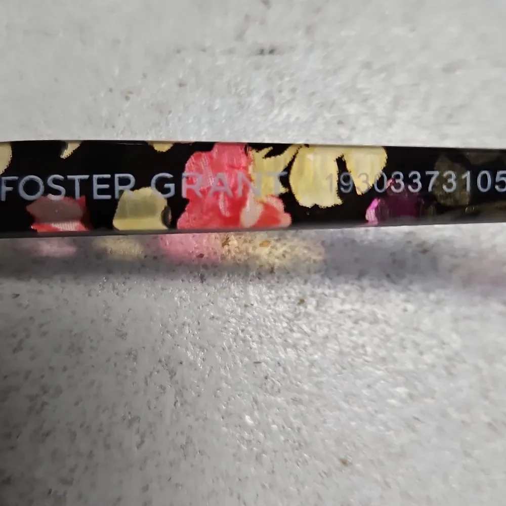 NWOT B-Low The Belt Red   Card Holder & Foster Grant Sunglasses
